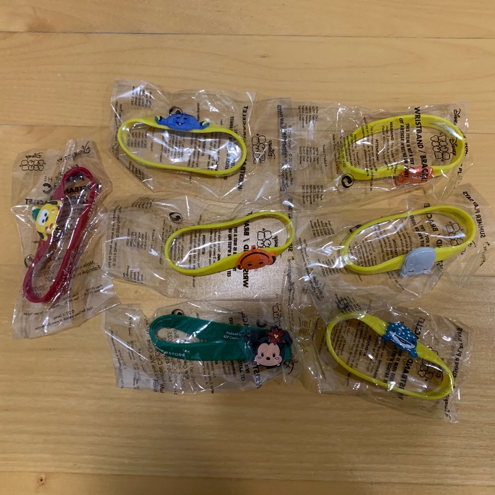 NEW Disney Store Tsum Wristband Bundle - Finding Dori and Christmas